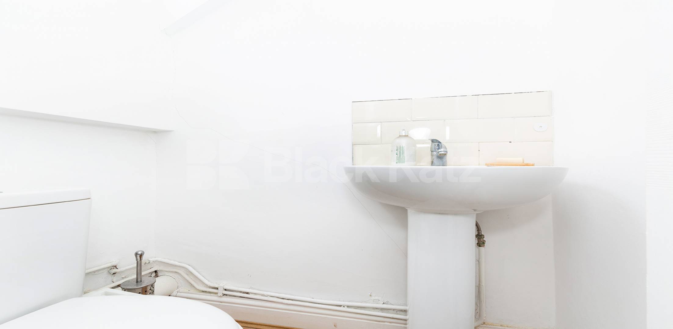 			CENTRAL LOCATION, 3 Bedroom, 1 bath, 1 reception Maisonette			 Compton Street EC1, CLERKENWELL / FARRINGDON